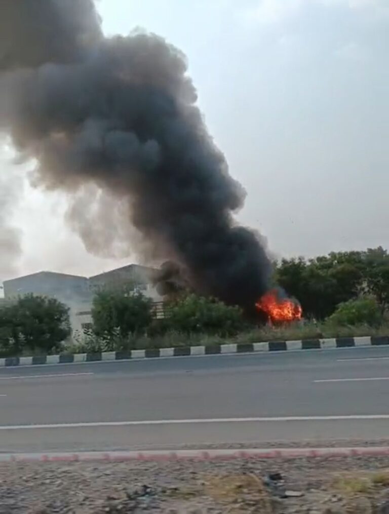 जयपुर-दिल्ली हाईवे पर ट्रक में लगी आग, मौके पर मची अफरा-तफरी 4 screenshot_2025-10-18-16-37-01-91_6012fa4d4ddec268fc5c7112cbb265e74280810868935496528.jpg