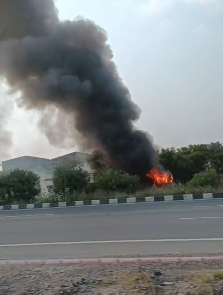 जयपुर-दिल्ली हाईवे पर ट्रक में लगी आग, मौके पर मची अफरा-तफरी 2 screenshot 2025 10 18 16 37 01 91 6012fa4d4ddec268fc5c7112cbb265e74280810868935496528
