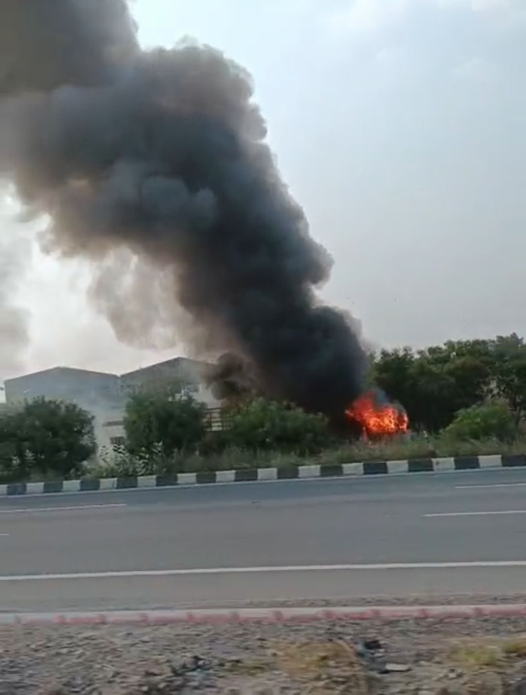 जयपुर-दिल्ली हाईवे पर ट्रक में लगी आग, मौके पर मची अफरा-तफरी 1 screenshot_2025-10-18-16-37-01-91_6012fa4d4ddec268fc5c7112cbb265e74280810868935496528.jpg