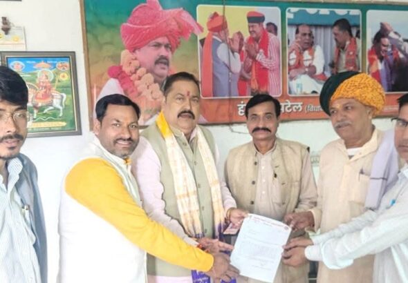 आजाद चौक पर चन्द्रशेखर आजाद की प्रतिमा स्थापना की मांग तेज, ब्राह्मण समाज ने सौंपा ज्ञापन 21 fb_img_17633003170803333692127326844763.jpg