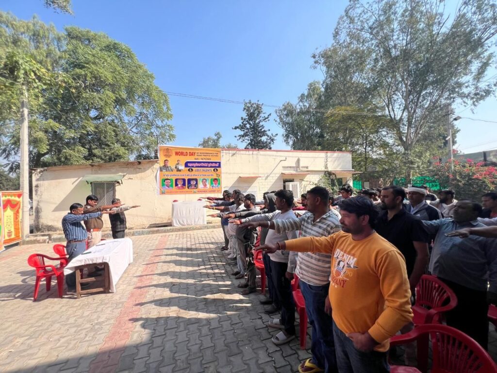 जिला परिवहन कार्यालय में वर्ल्ड रिमेंबरेंस डे पर सड़क हादसा पीड़ितों को दी श्रद्धांजलि 2 img 20251116 wa00242817617162816037343