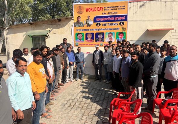 जिला परिवहन कार्यालय में वर्ल्ड रिमेंबरेंस डे पर सड़क हादसा पीड़ितों को दी श्रद्धांजलि 20 img-20251116-wa00261569499075021910033.jpg