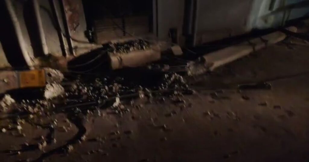 पिकअप की टक्कर से गिरे दो बिजली के खंभे, कई मकानों को नुकसान, बड़ा हादसा टला 2 img 20251117 1951422849465865451827562