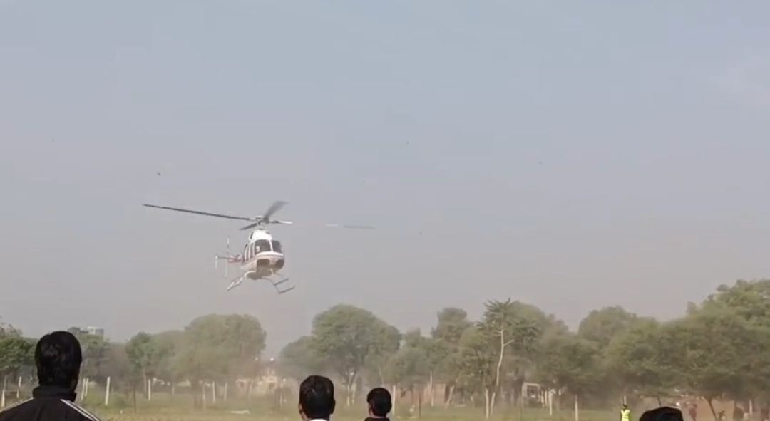 हेलीकॉप्टर से भात न्यूतने की अनोखी उड़ान, कैरली गांव में बना यादगार पल 1 img_20251119_1609191455590218377187278.jpg