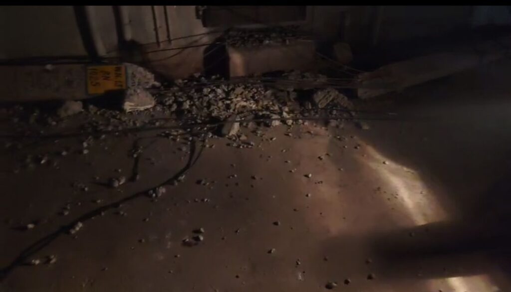 पिकअप की टक्कर से गिरे दो बिजली के खंभे, कई मकानों को नुकसान, बड़ा हादसा टला 3 screenshot 2025 11 17 19 50 56 55 7352322957d4404136654ef4adb645047466230774224956839