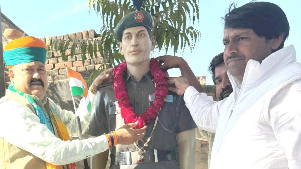 शहीद की पुण्यतिथि पर निःशुल्क नेत्र चिकित्सा शिविर का आयोजन, 400 मरीज लाभान्वित 1 image_editor_output_image-45527351-17657630056862751080396072088561.jpg