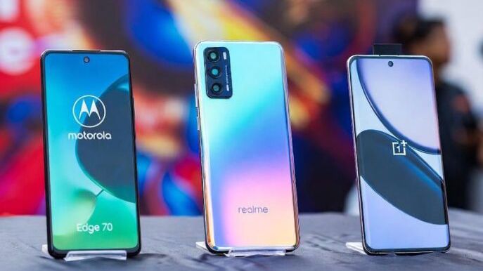 भारत में स्मार्टफोन लॉन्च: मोटोरोला एज 70, रियलमी नार्जो 90 और वनप्लस 15आर की धमाकेदार एंट्री 10 image_editor_output_image-484003904-17657878915981647574744090917476.jpg