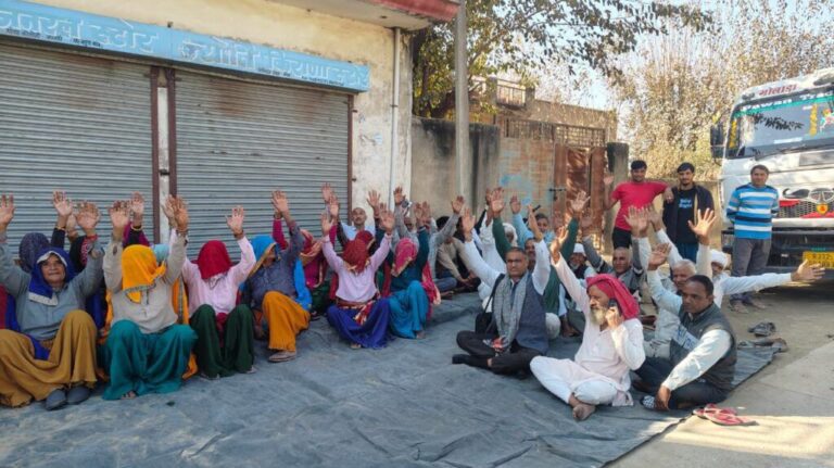 कांसली–शुक्लावास मार्ग क्षतिग्रस्त, धरने पर ग्रामीण, भारी वाहन बंद करने की मांग 8 image_editor_output_image-997939443-17655812401212538187784027009393.jpg