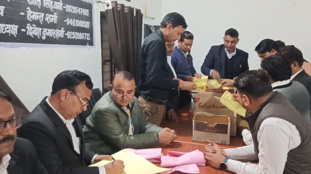 कोटपूतली: जिला अभिभाषक संघ के चुनाव सम्पन्न, बजरंग लाल शर्मा (द्वितीय) अध्यक्ष निर्वाचित 4 कोटपूतली: जिला अभिभाषक संघ के चुनाव सम्पन्न, बजरंग लाल शर्मा (द्वितीय) अध्यक्ष निर्वाचित