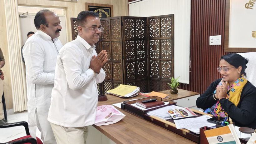 एसपी व कलेक्टर को दिया श्रीमद् भागवत कथा का निमंत्रण, 21 से लक्ष्मी नगर में होगा सात दिवसीय आयोजन 1 image_editor_output_image1755536424-17660610428704345199053785995544.jpg