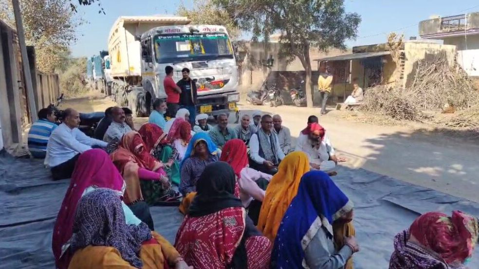 कोटपूतली: कांसली–शुक्लावास मार्ग क्षतिग्रस्त, धरने पर ग्रामीण, भारी वाहन बंद करने की मांग