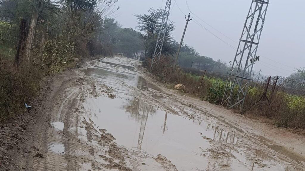 पावटा क्षेत्र का ग्राम बुचारा–जुगलपुरा मार्ग बदहाल, कीचड़ और जलभराव से ग्रामीण त्रस्त पावटा क्षेत्र का ग्राम बुचारा–जुगलपुरा मार्ग बदहाल, कीचड़ और जलभराव से ग्रामीण त्रस्त