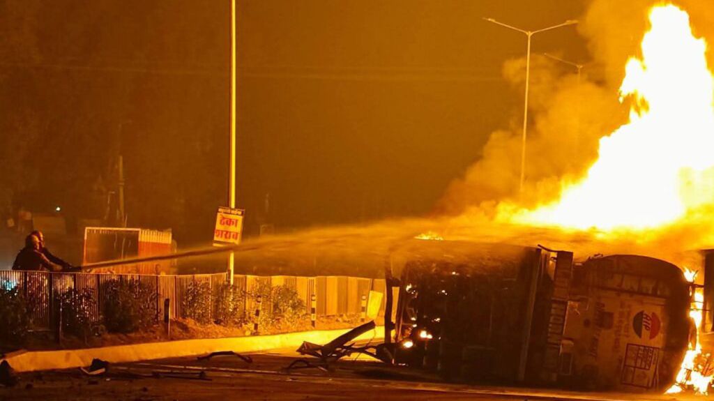 पावटा में पैराफिन केमिकल टैंकर और ट्रेलर में जोरदार भिड़ंत, आग की लपटों ने हाईवे को जकड़ा