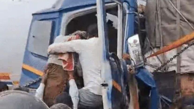 बहरोड दहमी पुलिया पर हादसा : एलपीजी से भरा टैंकर ट्रेलर से टकराया