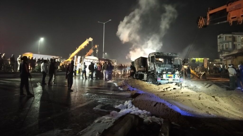 पावटा में पैराफिन केमिकल टैंकर और ट्रेलर में जोरदार भिड़ंत, आग की लपटों ने हाईवे को जकड़ा