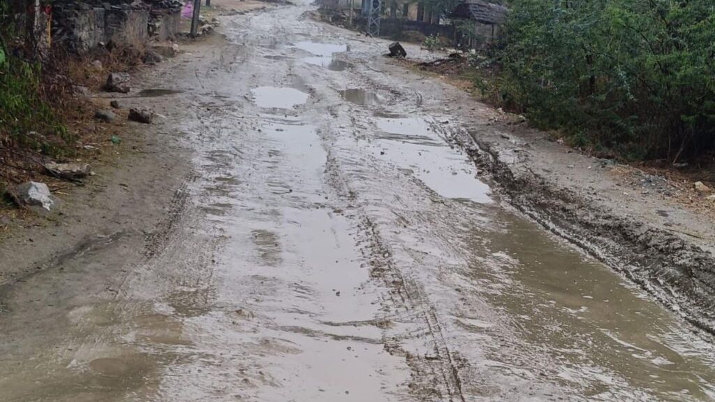 पावटा क्षेत्र का ग्राम बुचारा–जुगलपुरा मार्ग बदहाल, कीचड़ और जलभराव से ग्रामीण त्रस्त बुचारा–जुगलपुरा मार्ग बदहाल, कीचड़ और जलभराव से ग्रामीण त्रस्त