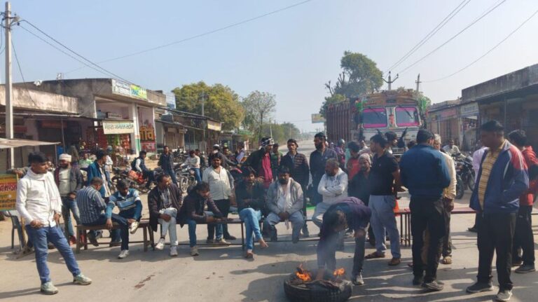 थाने से 200 मीटर दूर चोरों का दुस्साहस, एक रात में चार दुकानों के ताले टूटे 6 image_editor_output_image-1940821070-17677875513268939236513236538459.jpg