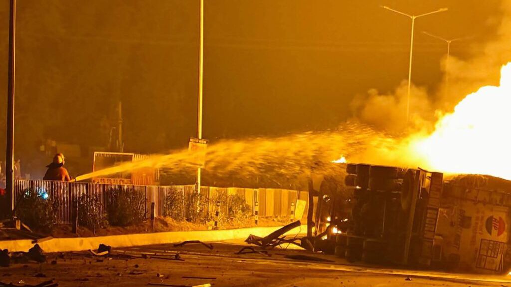 पावटा में पैराफिन केमिकल टैंकर और ट्रेलर में जोरदार भिड़ंत, आग की लपटों ने हाईवे को जकड़ा