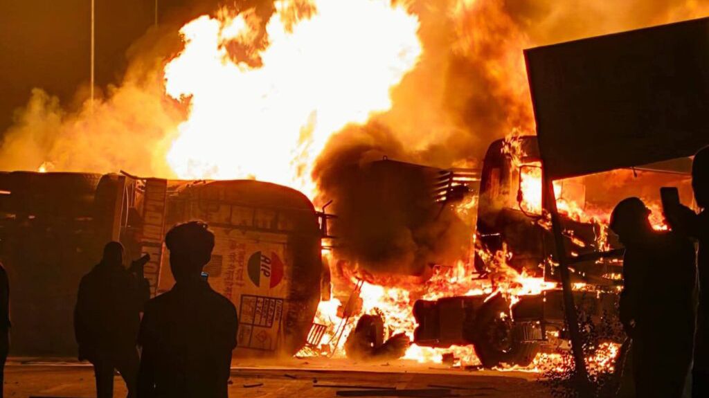 पावटा में पैराफिन केमिकल टैंकर और ट्रेलर में जोरदार भिड़ंत, आग की लपटों ने हाईवे को जकड़ा