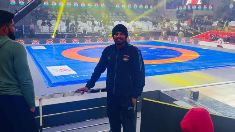 पावटा अखाड़े के पहलवान धर्मवीर की प्रो रेसलिंग लीग टीम डायरेक्टर से सौहार्द भेंट पावटा अखाड़े के पहलवान धर्मवीर की प्रो रेसलिंग लीग टीम डायरेक्टर से सौहार्द भेंट