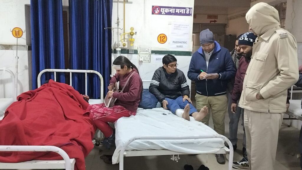 पावटा में रोडवेज बस व पिकअप की भिड़ंत, 32 यात्री घायल — अस्पताल में अलर्ट, कई रेफर पावटा में रोडवेज बस व पिकअप की भिड़ंत, 32 यात्री घायल — अस्पताल में अलर्ट, कई रेफर