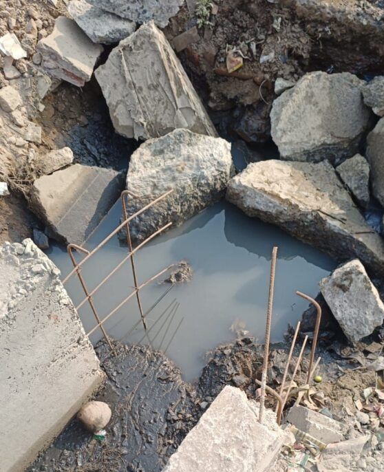 नारेहड़ा में लापरवाही का गड्ढाराज, खुले गड्ढे बने जानलेवा—जनप्रतिनिधियों की चुप्पी से बढ़ा आक्रोश