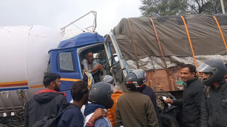 बहरोड दहमी पुलिया पर हादसा : एलपीजी से भरा टैंकर ट्रेलर से टकराया, केबिन में फंसा ड्राइवर image_editor_output_image2113645018-17691592039664578522931771980581.jpg