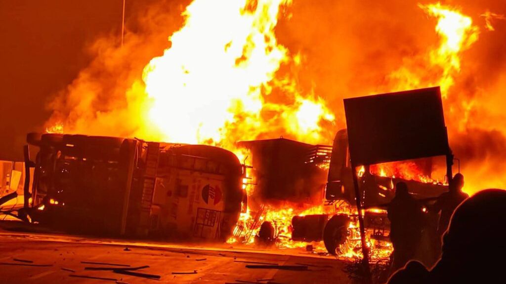 पावटा में पैराफिन केमिकल टैंकर और ट्रेलर में जोरदार भिड़ंत, आग की लपटों ने हाईवे को जकड़ा