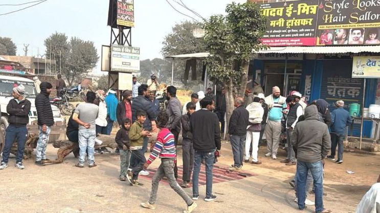 पावटा - राजनौता रोड पर ई-मित्र दुकान में चोरी, 70 हजार नकदी पार — ग्रामीणों ने सड़क जाम कर जताया विरोध पावटा - राजनौता रोड पर ई-मित्र दुकान में चोरी, 70 हजार नकदी पार — ग्रामीणों ने सड़क जाम कर जताया विरोध