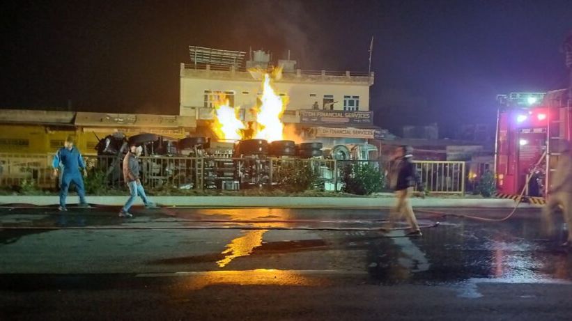 पावटा में पैराफिन केमिकल टैंकर और ट्रेलर में जोरदार भिड़ंत, आग की लपटों ने हाईवे को जकड़ा