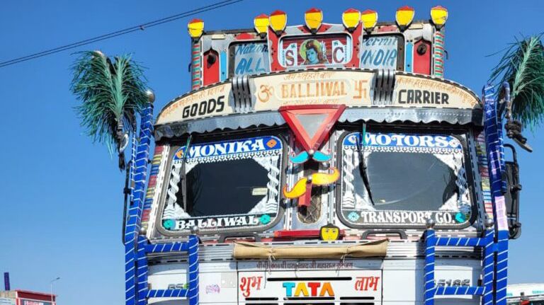 ट्रक की टक्कर से कार क्षतिग्रस्त, खाटूश्याम जा रहे श्रद्धालु बाल-बाल बचे