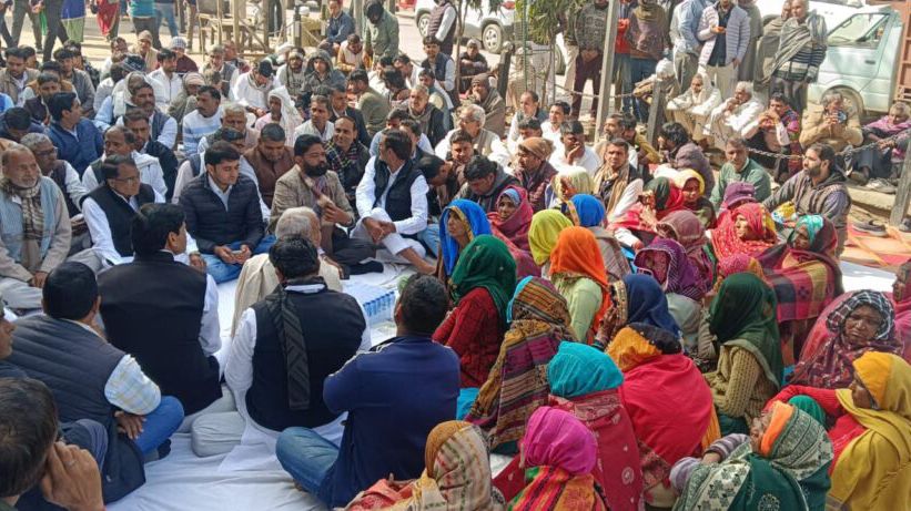 कोटपूतली में कांग्रेस का जोरदार धरना-प्रदर्शन, केंद्र सरकार पर योजना कमजोर करने का आरोप