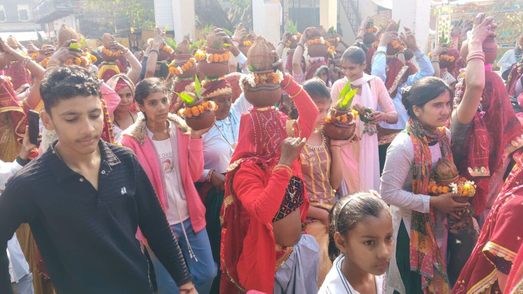 पावटा में खुले कुएं पर आस्था की मुहर : शिव प्राण प्रतिष्ठा से पूर्व 251 महिलाओं ने निकाली भव्य कलश यात्रा