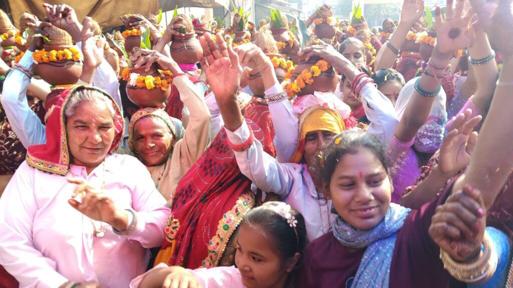 पावटा में खुले कुएं पर आस्था की मुहर : 251 महिलाओं ने निकाली भव्य कलश यात्रा