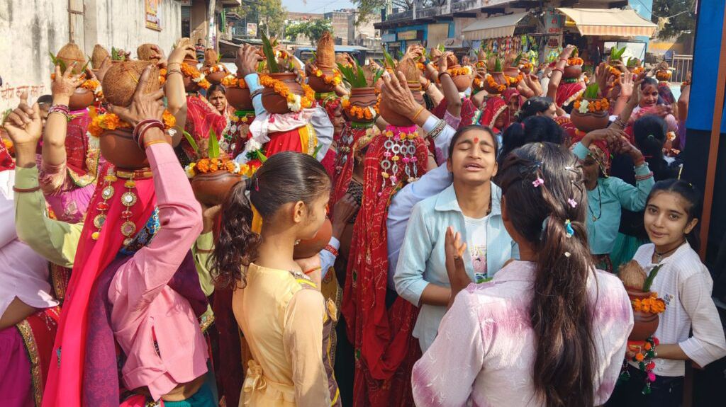 पावटा में खुले कुएं पर आस्था की मुहर : 251 महिलाओं ने निकाली भव्य कलश यात्रा