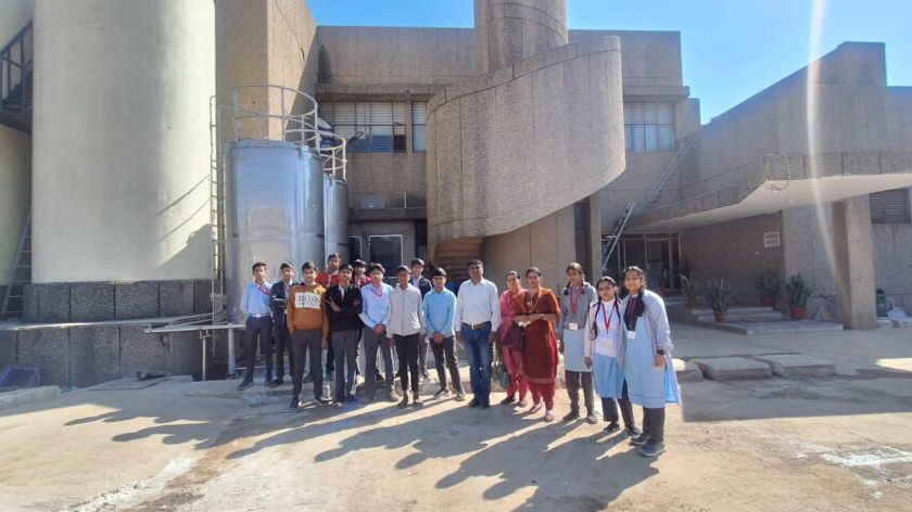 पावटा ब्लॉक के विद्यार्थियों का सरस डेयरी जयपुर भ्रमण, व्यावसायिक शिक्षा से जुड़े व्यावहारिक अनुभव