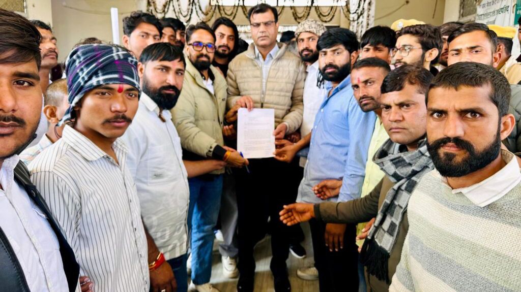 कोटपूतली-बहरोड़ जिले में मृत गौवंश के शवों के निस्तारण में लापरवाही पर आक्रोश, नगर परिषद का घेराव कर सौंपा ज्ञापन