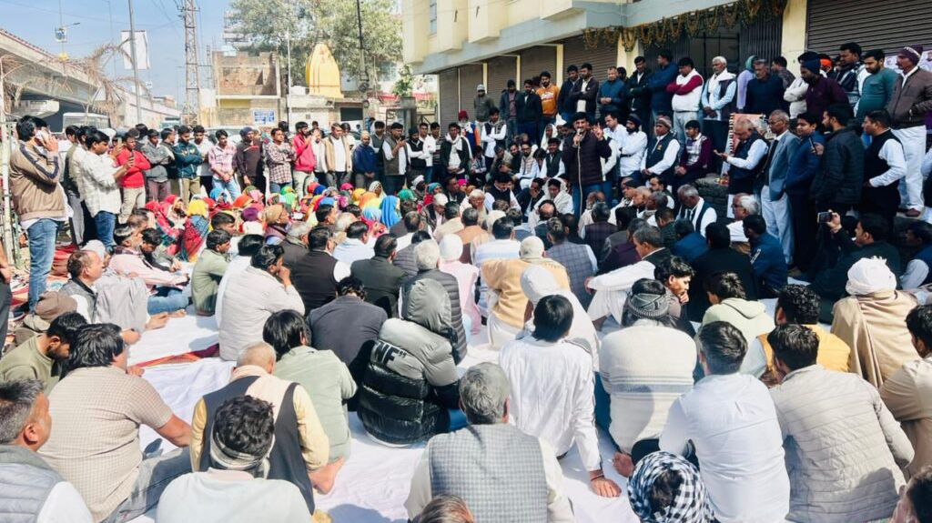 कोटपूतली में कांग्रेस का जोरदार धरना-प्रदर्शन, केंद्र सरकार पर योजना कमजोर करने का आरोप