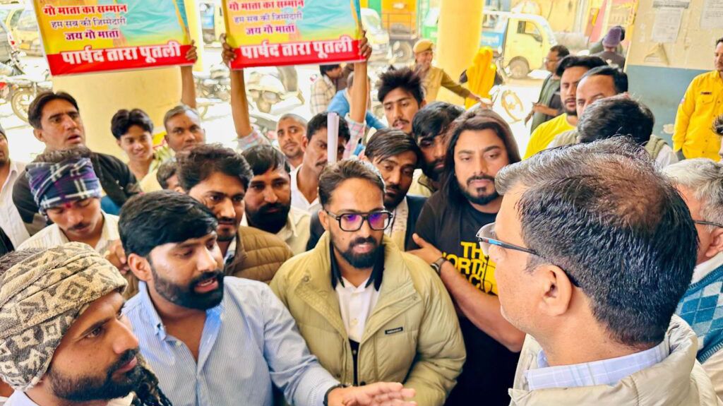 कोटपूतली-बहरोड़ जिले में मृत गौवंश के शवों के निस्तारण में लापरवाही पर आक्रोश, नगर परिषद का घेराव कर सौंपा ज्ञापन