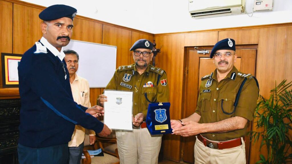 पावटा के ग्राम दाँतिल के राजपाल सिंह भाटी को ‘बेस्ट ट्रैफिक पुलिस अवार्ड’ पावटा के ग्राम दाँतिल के राजपाल सिंह भाटी को ‘बेस्ट ट्रैफिक पुलिस अवार्ड’