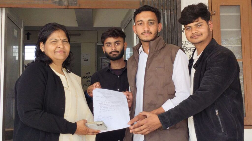 पावटा में छात्रसंघ चुनाव बहाली की मांग, छात्रों ने एसडीएम को सौंपा ज्ञापन पावटा में छात्रसंघ चुनाव बहाली की मांग, छात्रों ने एसडीएम को सौंपा ज्ञापन