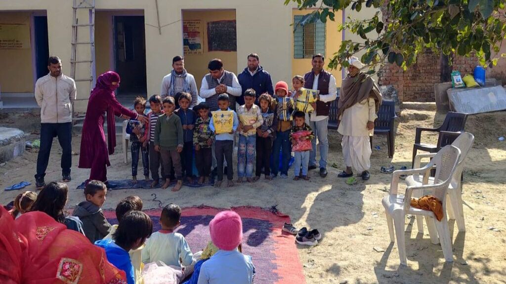 उड़ान टीम का सेवा अभियान जारी: भूरी भड़ाज स्कूल में विद्यार्थियों को गरम कपड़े वितरित