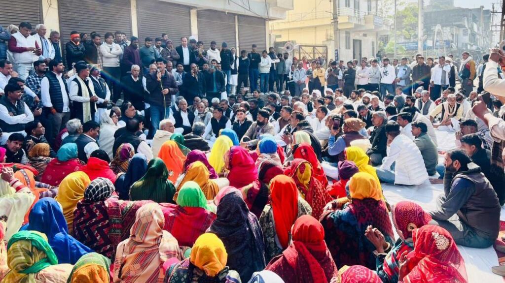 कोटपूतली में कांग्रेस का जोरदार धरना-प्रदर्शन, केंद्र सरकार पर योजना कमजोर करने का आरोप