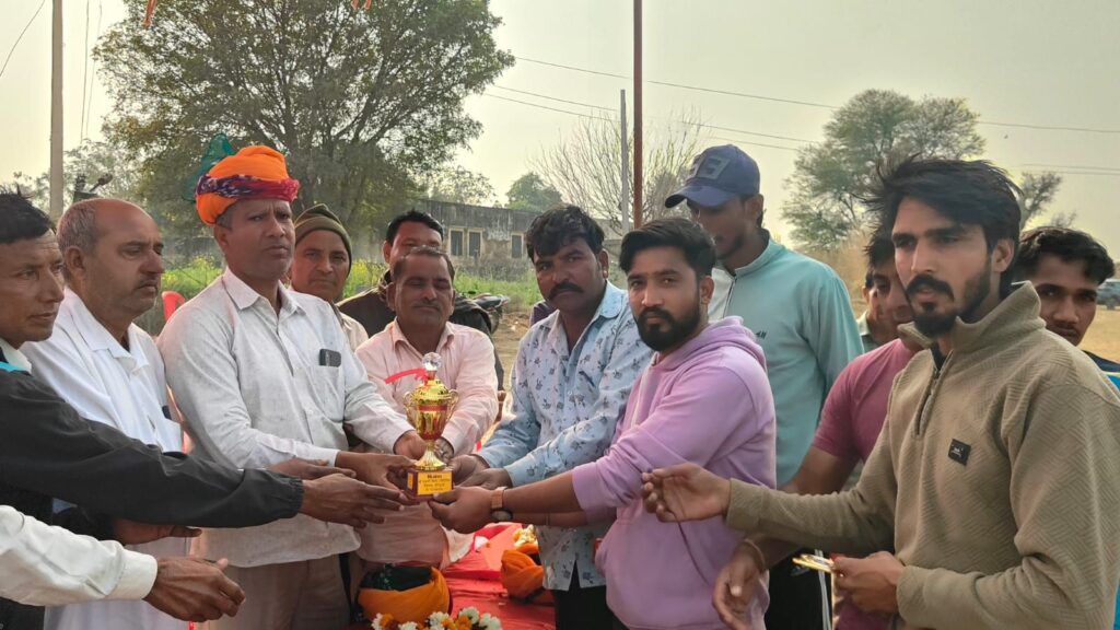 कोटपूतली-बहरोड़ जिले में श्री बालाजी क्रिकेट प्रतियोगिता का फाइनल, भैंसलाना टीम ने ₹21,000 की ट्रॉफी जीती