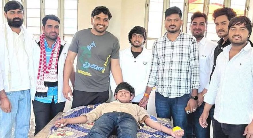 कोटपूतली-बहरोड़ जिले के सुन्दपुरा में पुलवामा हमले की बरसी पर 101 यूनिट रक्तदान पुलवामा हमले की बरसी पर सुन्दरपुरा में 101 यूनिट रक्तदान, शहीदों को दी श्रद्धांजलि