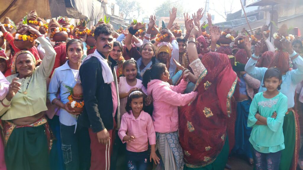 पावटा में खुले कुएं पर आस्था की मुहर : 251 महिलाओं ने निकाली भव्य कलश यात्रा