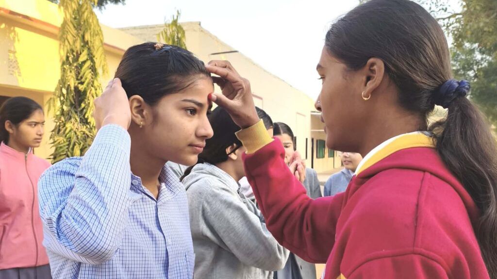 कोटपूतली-बहरोड़ जिले में बोर्ड परीक्षार्थियों का तिलक व मीठे दही से अभिनंदन