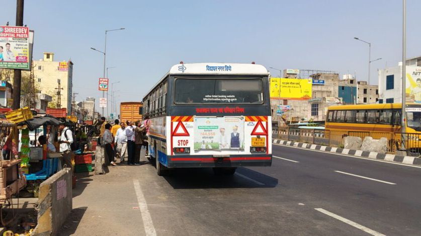 पावटा में स्थाई बस स्टैंड का अभाव, यात्रियों को सड़क किनारे बसों का करना पड़ता है इंतजार पावटा में स्थाई बस स्टैंड का अभाव, यात्रियों को सड़क किनारे बसों का करना पड़ता है इंतजार