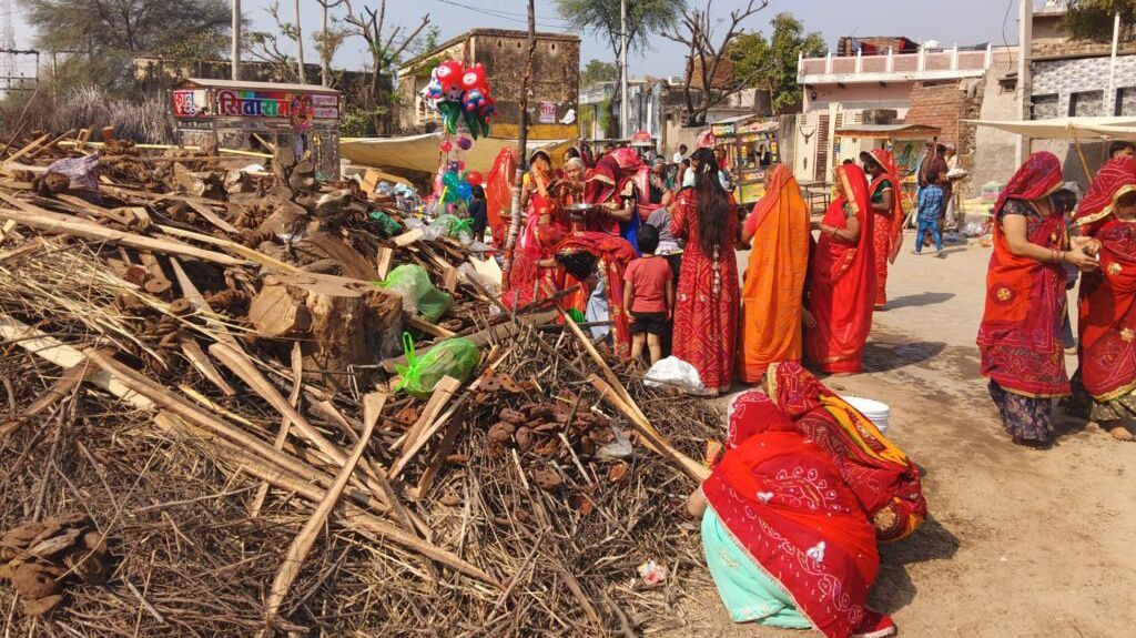 पावटा में भी उत्साह और प्रागपुरा में सामूहिक होलिका दहन