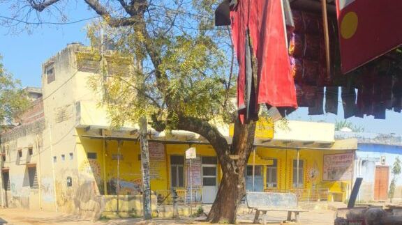 कोटपूतली-बहरोड़ जिले के प्रागपुरा में सड़क पर जलभराव व कीचड़ से लोगों की बढ़ी परेशानी